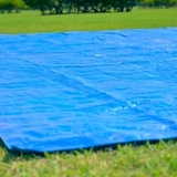 キャンプの雨対策はブルーシートが便利！使い方やおすすめを紹介