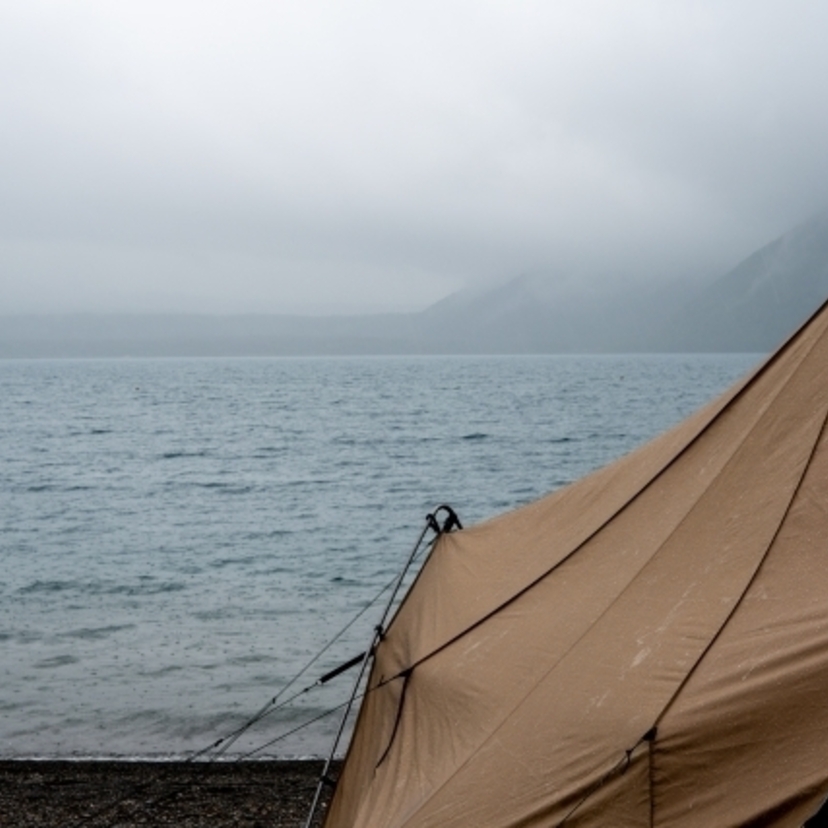 雨や強風時のキャンプにおすすめのテントは？ソロやファミリー向けあわせて8つ紹介！設営時の注意点も