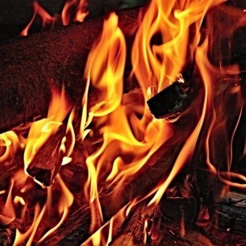 薪の組み方を覚えれば焚き火が充実！組み方とおすすめギアも紹介！