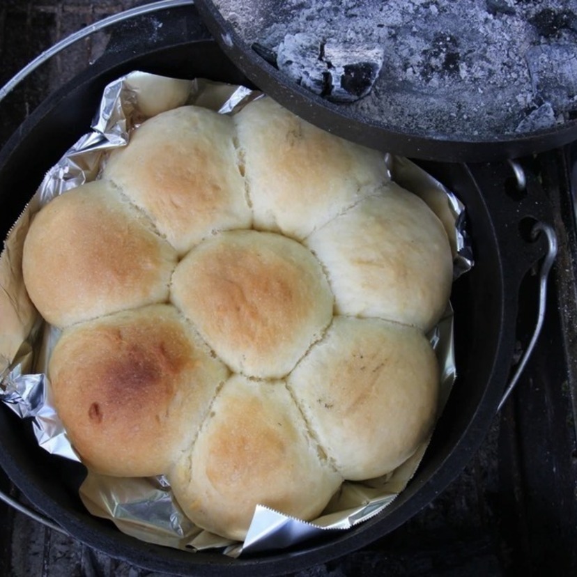 キャンプでダッチパンを作ろう！ダッチオーブンで焼き立てパン作り