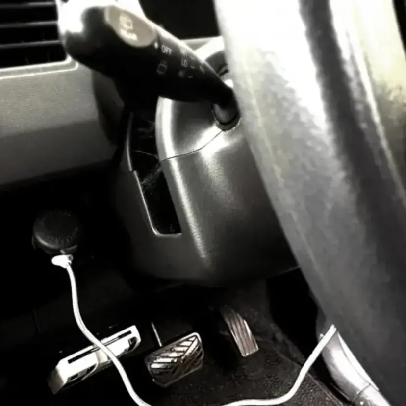 キャンドゥのコードクリップで車内がすっきり！充電ケーブルを整理できる