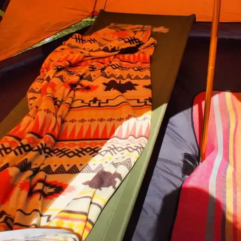 キャンプにおすすめの毛布紹介！寝袋と使用することでより快適に！