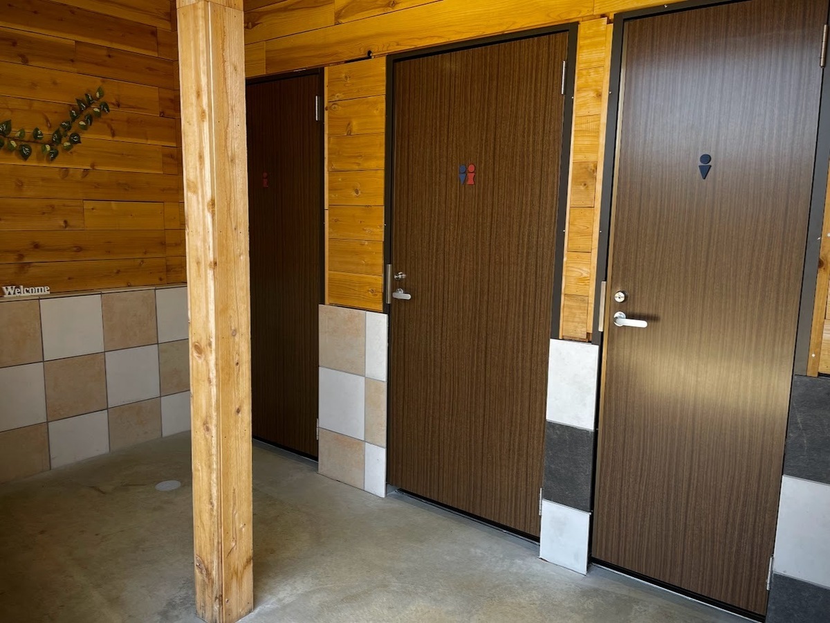 木のドアのトイレ